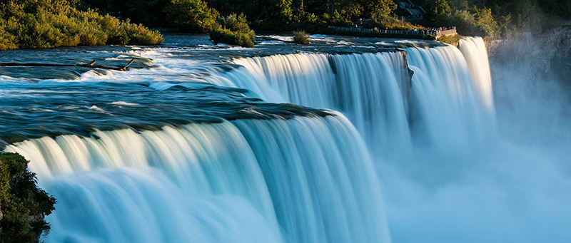 Quedas das famosas cataratas em Niagara Falls