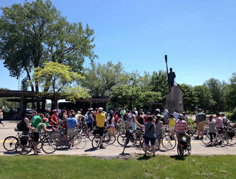 Grupo da excursão de bicicleta em Toronto