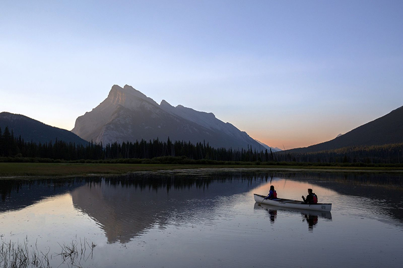 Pôr do sol na excursão de canoa em Banff