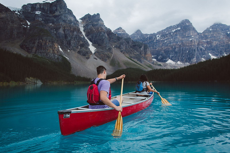 Canoas da excursão em Banff