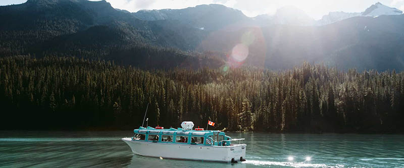 Barco no Lago Maligne em Jasper
