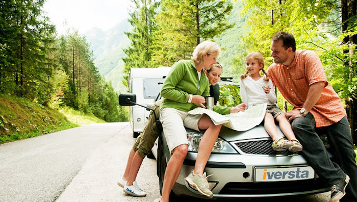 Família com carro alugado no Canadá