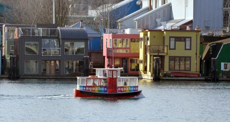 Passeio de Aquabus pela False Creek em Vancouver