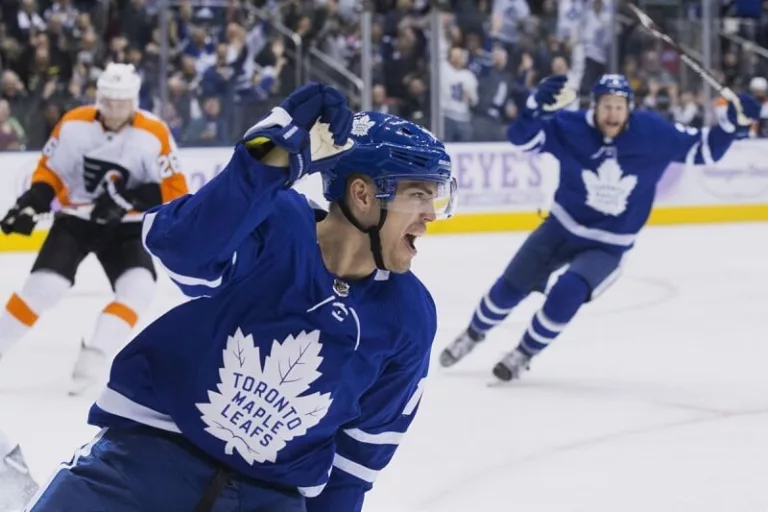 Assistir a um jogo de hóquei no gelo do Toronto Maple Leafs