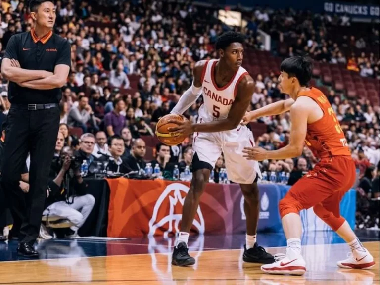 Assistir a um jogo de basquete no Canadá