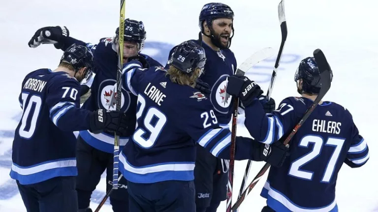 Assistir a um jogo de hóquei no gelo do Winnipeg Jets