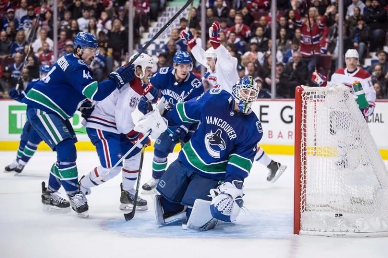 Assistir a um jogo de hóquei no gelo do Vancouver Canucks