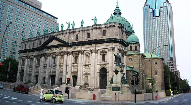 13 estátuas dos santos patronos das paróquias de Montreal na Basílica de Marie Reine