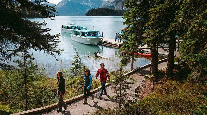 Grupo no Maligne Lake Cruise em Jasper